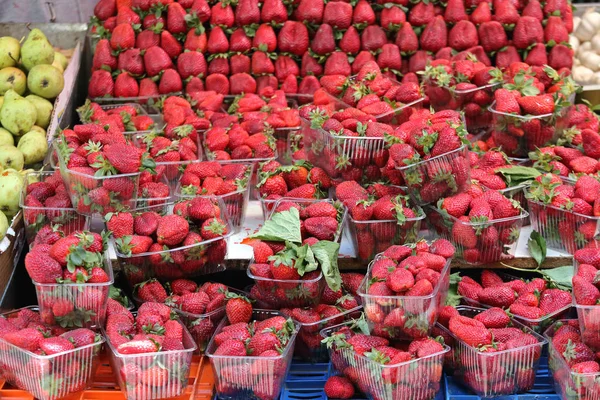 Bos Van Verse Aardbeien Boerenmarkt — Stockfoto