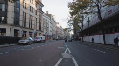 London, Büyük Britanya - 19 Kasım 2013: yüksek Holborn Street kış günü trafik, London, Büyük Britanya.