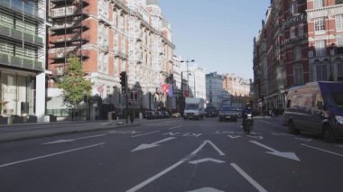 London, Büyük Britanya - 19 Kasım 2013: Brompton Road kış günü trafikte Knightsbridge, Londra, İngiltere.