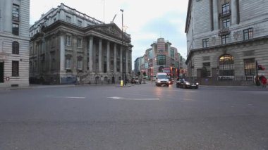 London, Büyük Britanya - 23 Kasım 2013: Mansion House Street View kış günü trafik London, Büyük Britanya.