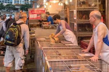 Kowloon, Hong Kong - 22 Nisan 2017: Tavuk Sellers, Kowloon, Hong Kong yerel pazarda kümes hayvanları dükkanında yaşamak.