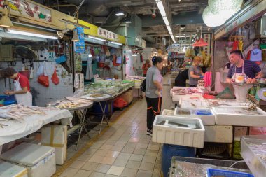 Kowloon, Hong Kong - 21 Nisan 2017: Fa Yuen Street çiftçiler Kowloon, Hong Kong Fishmongers ile iç pazar.