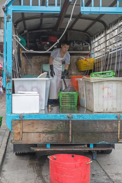 魚屋が九龍 香港で配達用トラックにタンクで魚をキャッチ カオルーン 2017 — ストック写真
