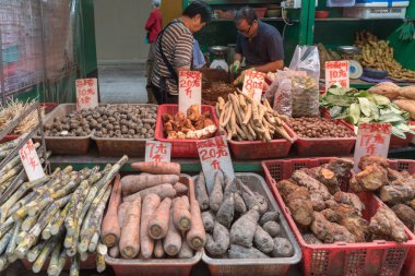 Kowloon, Hong Kong - 22 Nisan 2017: Patates ve kök sebzeler pazarda Kowloon, Hong Kong Mong Kok durak.