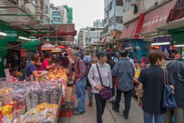 Kowloon, Hong Kong - 22 Nisan 2017: Kowloon, Hong Kong piyasasında yerel Street alışveriş insanlar, kalabalık.