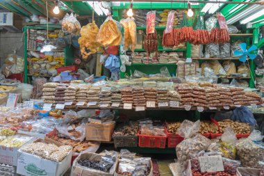 Hong Kong - 22 Nisan 2017: Semt pazarı durak orta, Hong Kong, kurutulmuş ve kurutulmuş gıda katkı maddeleri.