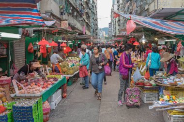 Kowloon, Hong Kong - 22 Nisan 2017: yerel çiftçilere piyasa Mong Kok, Kowloon, Hong Kong, alışveriş insanlar.