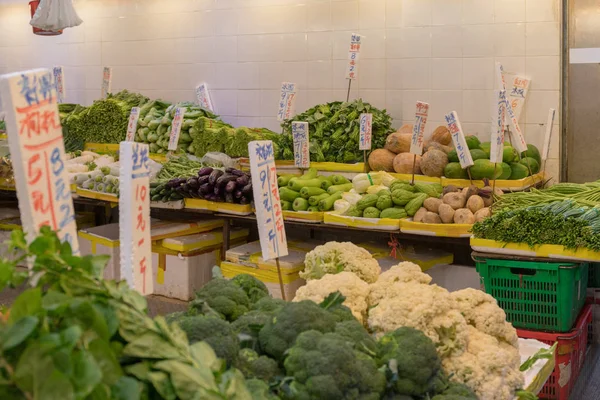 Stora Gäng Gröna Grönsaker Marknadsstånd — Stockfoto