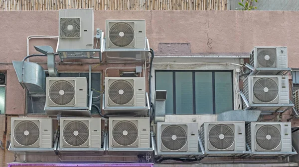 建筑外部的许多空调机组 — 图库照片