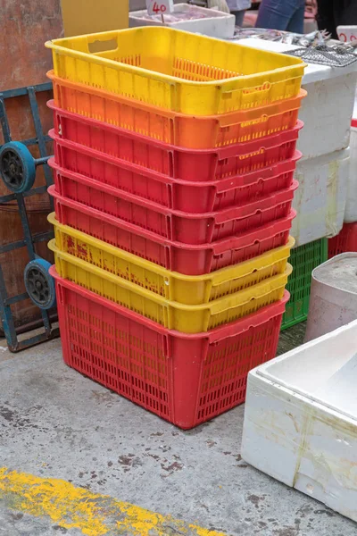 堆积五颜六色的塑料板条箱在街道上 — 图库照片