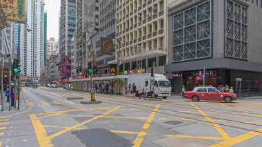 Hong Kong - 22 Nisan 2017: Sheung Wan, Hong Kong, Des Voeux yol kavşak.