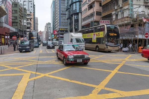 Kowloon Hong Kong April 2017 Red Taxi Cab Street Intersection — Stock Photo, Image