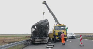 Belgrade, Sırbistan - 03 Haziran 2018: Yanık koç otobüs otoyol E75 Belgrad, Sırbistan, kurtarma yardım.