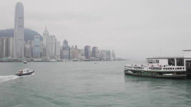 Victoria Limanı Hong Kong gününde sis