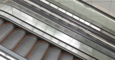 Yeraltı Metro İstasyonu için uzun yürüyen merdiven