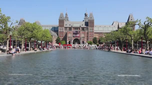 荷兰阿姆斯特丹 2018年5月15日 在大标志的游客人群我是阿姆斯特丹之间的池塘水和国立博物馆在荷兰阿姆斯特丹 — 图库视频影像