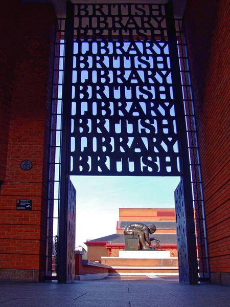 図書館でロンドン イギリス イギリスでロンドン イギリス 2007 ブロンズ彫刻 — ストック写真