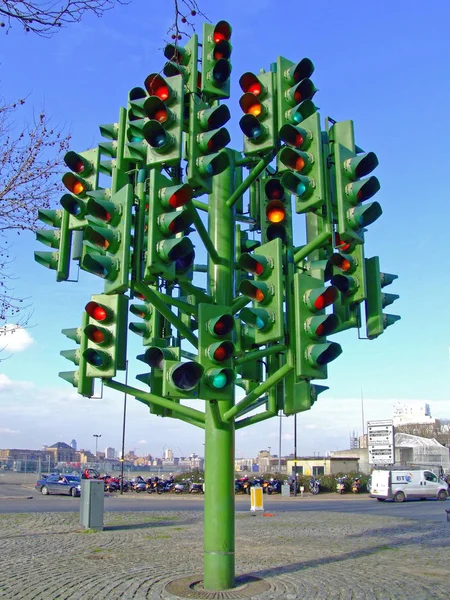 Лондон Великобритания Февраля 2007 Traffic Light Tree Landmark Canary Wharf — стоковое фото