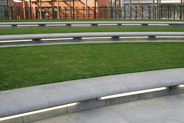 Banc Long Herbe Dans Parc Ville — Photo