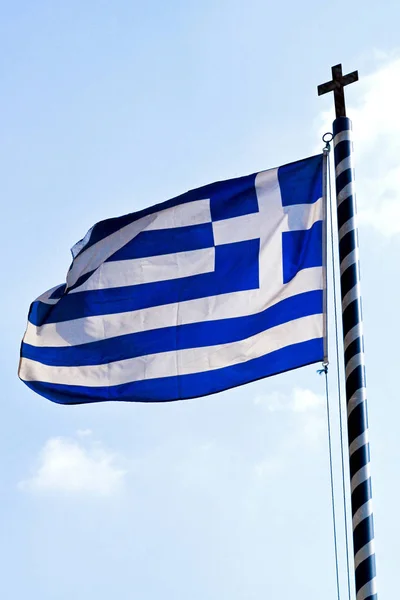 希腊国旗在杆与教会克罗斯 — 图库照片