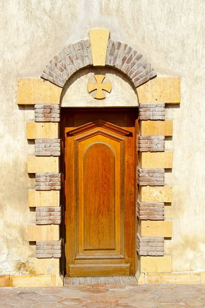 Μικρή Ξύλινη Πόρτα Στην Εκκλησία Cros — Φωτογραφία Αρχείου