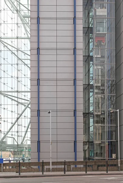 Modern Gebouw Met Glazen Liftschacht — Stockfoto