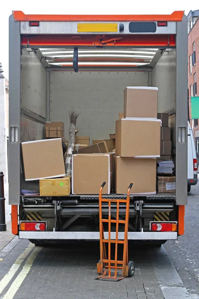 手推车和箱子运载卡车货物 — 图库照片