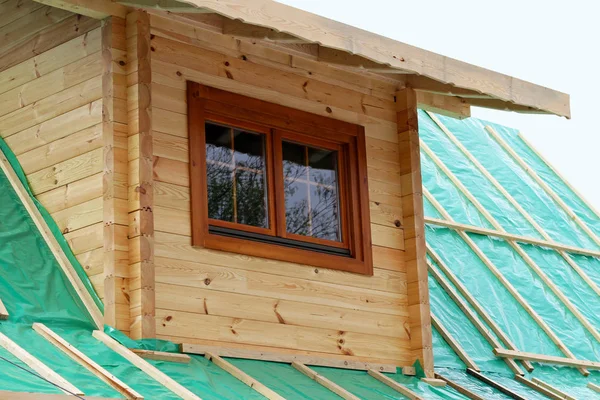 木质原木房装修中的屋面窗 — 图库照片