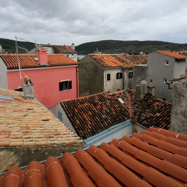 屋顶砖小房子在海岛重新审查在克罗地亚 — 图库照片