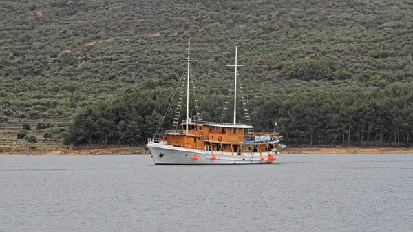 ツレス島のツアーが近づいている島 クロアチアのツレス島 クロアチア 2010 ボート ツアー船 — ストック写真
