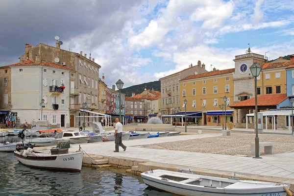 克罗地亚重新审查 2010年5月17日 克罗地亚重新审查岛风景如画的建筑和海港 — 图库照片