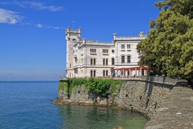 Trieste, İtalya - 18 Mayıs 2010: Beyaz mermer tarihi Miramare kale Trieste, İtalya.