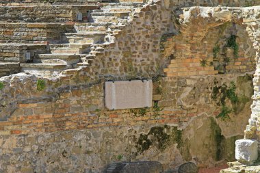 Trieste, İtalya - 18 Mayıs 2010: Anıt plaket, antik Roma Tiyatrosu kalıntıları Trieste, İtalya.