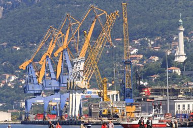 Trieste, İtalya - 18 Mayıs 2010: Deniz feneri Landmark ve büyük vinçler bağlantı noktası Trieste, İtalya.