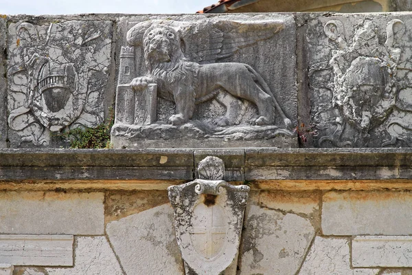 Cres Croacia Mayo 2010 León Con Alas Escudo Armas Puerta — Foto de Stock