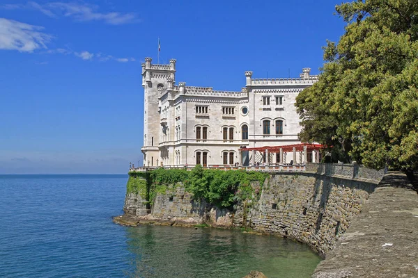 Trieste Italia Mayo 2010 Mármol Blanco Castillo Histórico Miramare Cerca —  Fotos de Stock