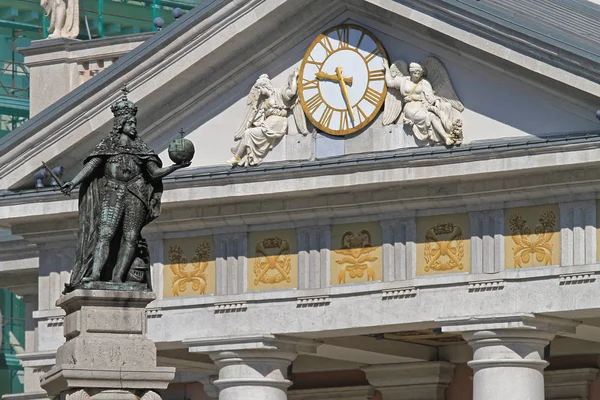 Trieste Italien Mai 2010 Stock Excange Building Und Leopoldo Statue — Stockfoto