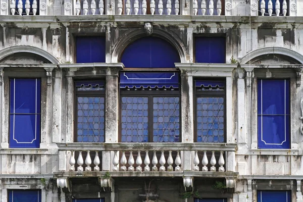 Traditionell Venetianska Fönster Med Blå Dekor Venedig — Stockfoto