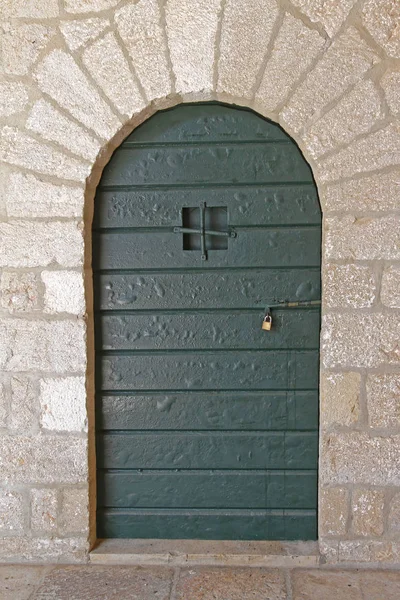 Låst Arch Dörr Till Källaren Dungeon — Stockfoto