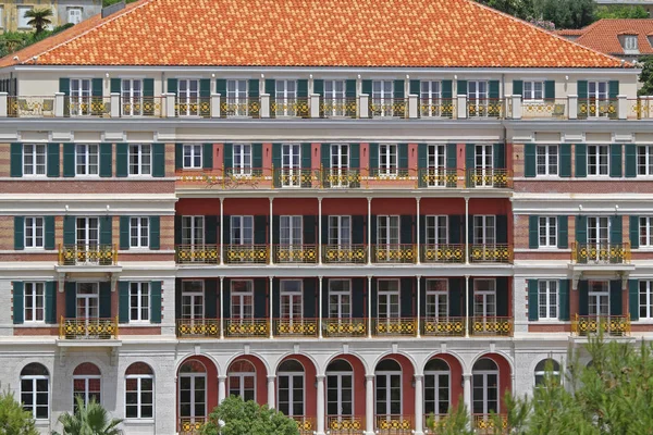 旧酒店大楼的殖民地风格阳台门面 — 图库照片