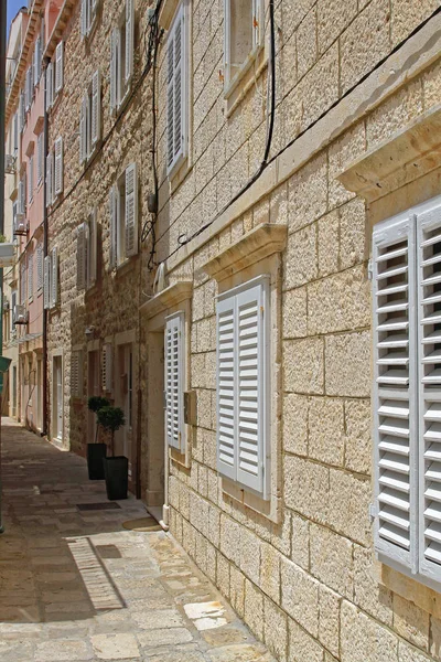 Дома Узкой Улице Старом Дубровнике — стоковое фото