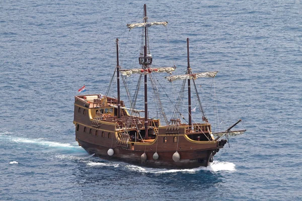アドリア海で中世の海賊船のレプリカ — ストック写真