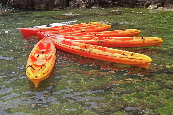 Kayaks Anaranjados Mar Línea Amarre —  Fotos de Stock