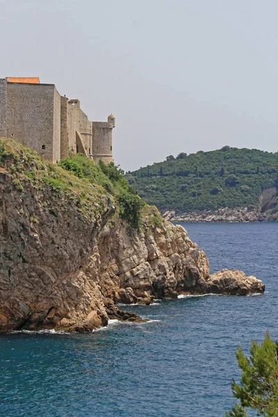 克罗地亚亚得里亚海海岸的杜布罗夫尼克城墙和堡垒 — 图库照片