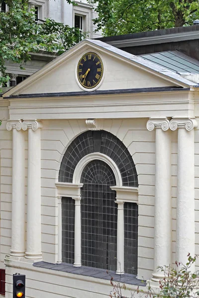 Μαύρο Ρολόι Και Μεγάλο Παράθυρο Στην Εκκλησία Στο Λονδίνο — Φωτογραφία Αρχείου