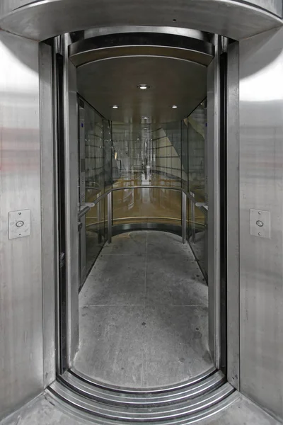 Trasporto Moderno Ascensore Vetro Forma Ovale — Foto Stock