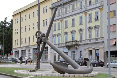 Pula, Hırvatistan - 20 Haziran 2010: Büyük demir çapa anıt Pula, Hırvatistan.