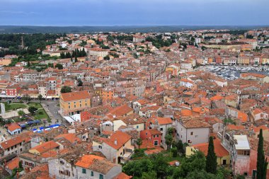 Rovinj, Hırvatistan - 19 Haziran 2010: Pitoresk kasaba görünümü Rovinj, Hırvatistan için kilise kuleden.