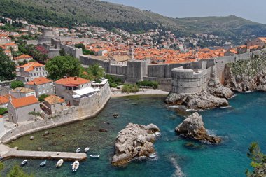 Dubrovnik, Hırvatistan - 13 Haziran 2010: Taş duvarları ortaçağdan kalma şehir Dubrovnik, Hırvatistan.