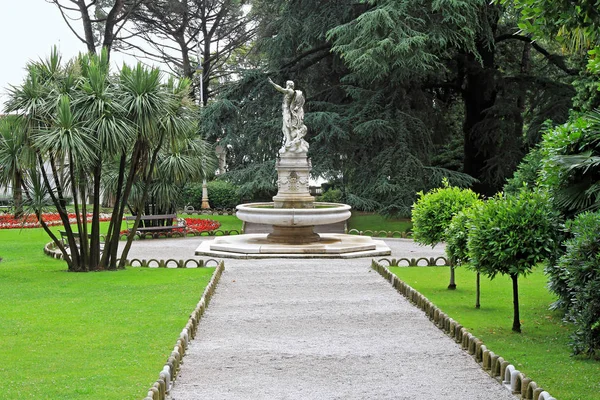 Opatija Croacia Junio 2010 Famosa Fuente Con Escultura Opatija Croacia — Foto de Stock